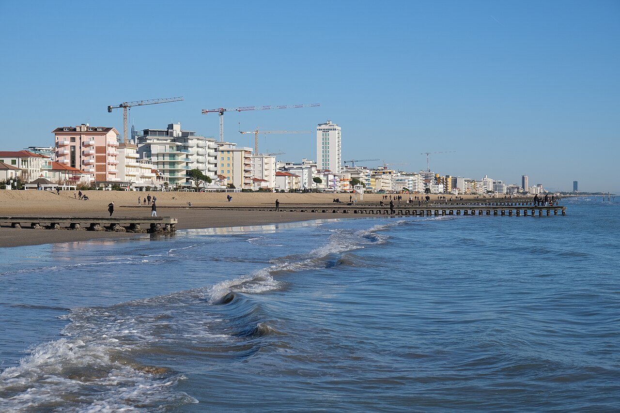 Pontili di Jesolo Lido in successione lungo il litorale, struttura caratteristica visibile dalla pista ciclabile lungomare